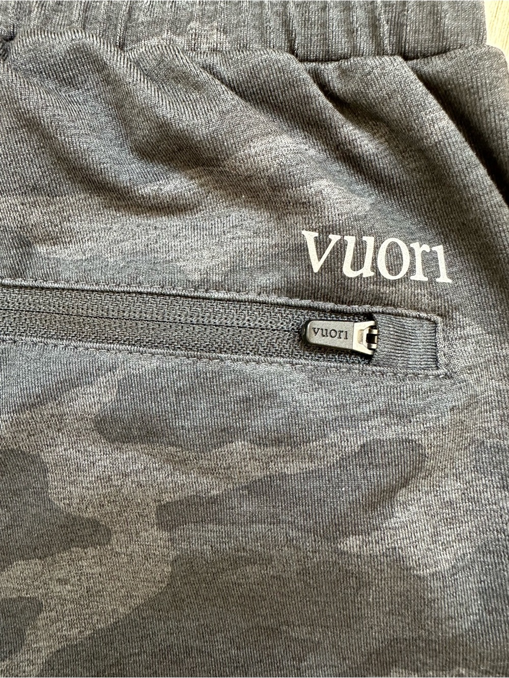Vuori Camo Sunday Performance Joggers with White Drawstring retail $110 - Picture 5 of 7